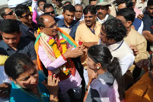 खंडवा में मुख्यमंत्री को काले झंडे दिखाने से पहले कांग्रेसी कार्यकर्ता गिरफ्तार